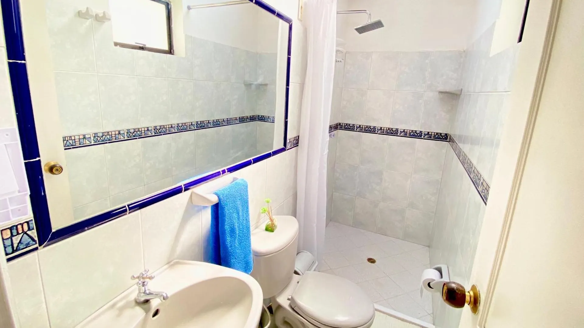 Acogedoras Habitaciones En Casa Compartida Medellín Rum i privatbostad